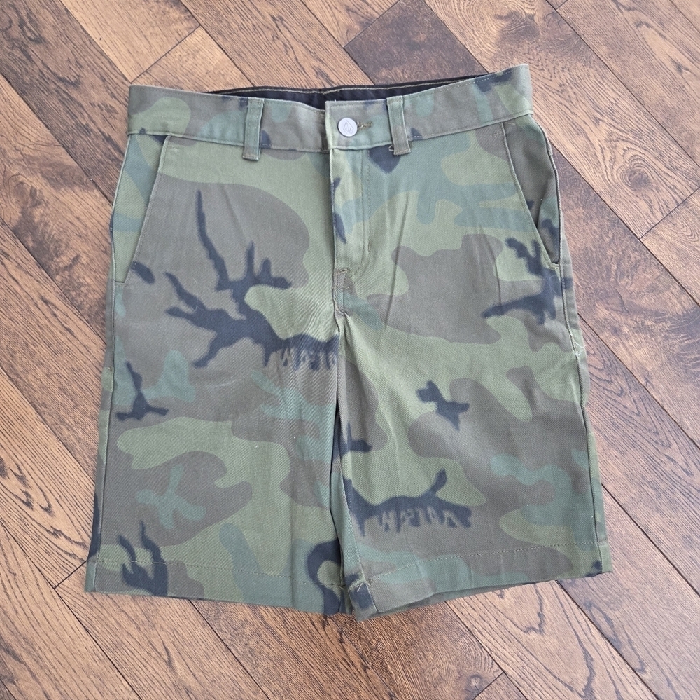 Volcom Green Camouflage Cargo Shorts Size 27 / 14 Youth